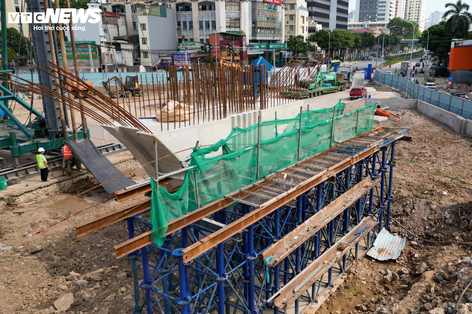 Đại công trường nhà ga metro số 5 tại nút giao Nguyễn Chí Thanh - La Thành- Ảnh 3.