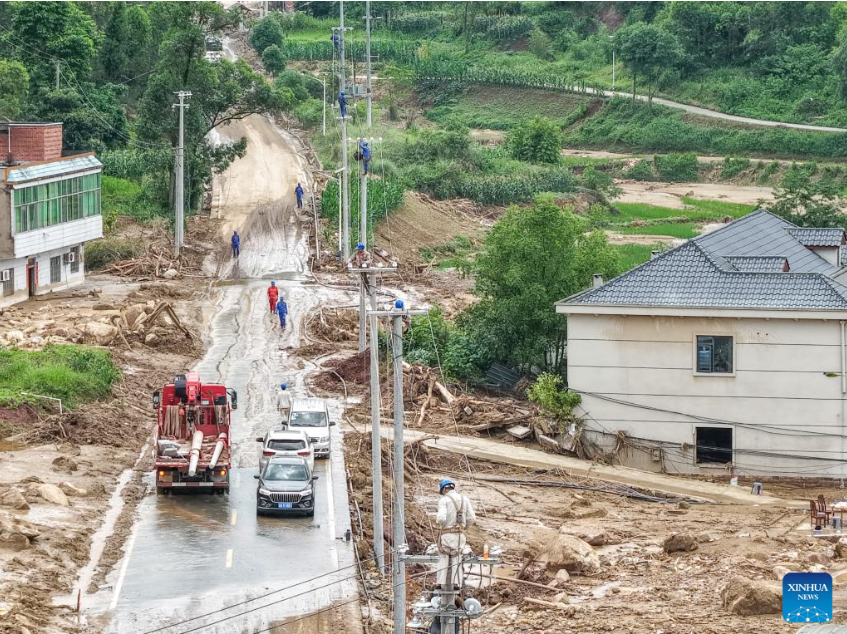 Trung Quốc ban hành cảnh báo khẩn cấp về mưa lớn - Ảnh 1.