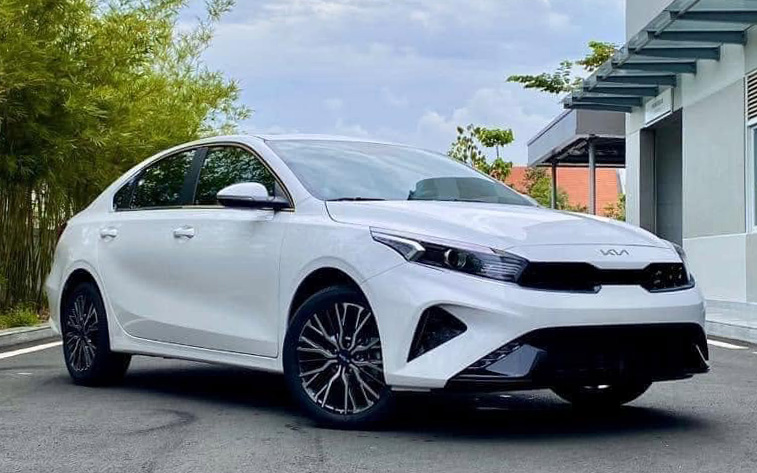 Sedan cỡ C dần đuối tại Việt Nam: Mazda3 rẻ nhất dưới 560 triệu đồng, K3 chỉ còn 2 phiên bản khi Corolla Altis rút khỏi thị trường - Ảnh 6.