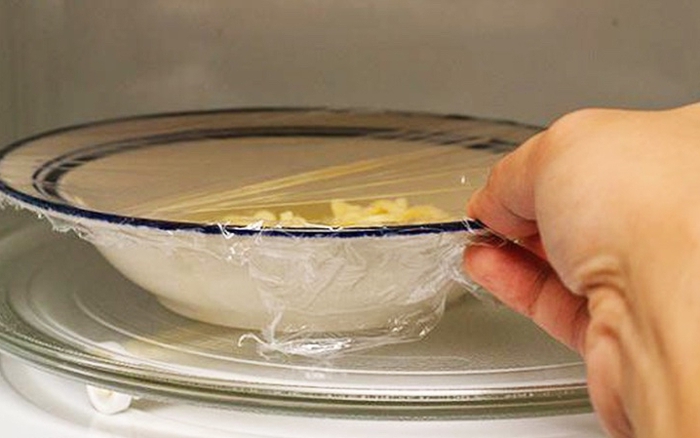 Cảnh báo đặc biệt tới những gia đình đang dùng màng bọc thực phẩm - Ảnh 1.
