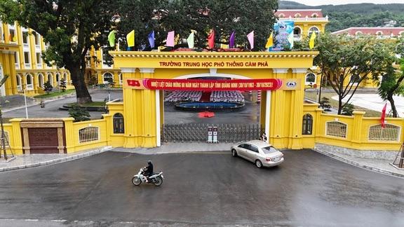 Vụ giám thị gợi ý thí sinh cho con của đồng nghiệp xem bài thi ở Quảng Ninh: Số phận 2 bài thi ra sao? - Ảnh 1.