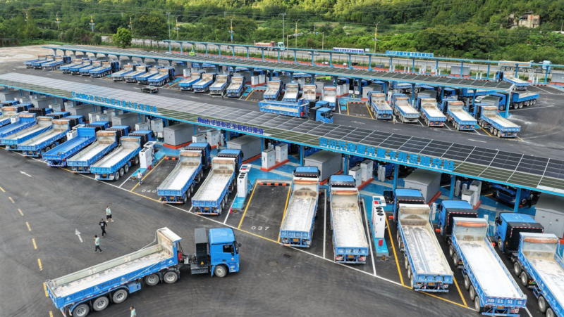 Trung Quốc đặt mục tiêu 40% xe tải hạng nặng sử dụng năng lượng mới vào năm 2030 - Ảnh 1.