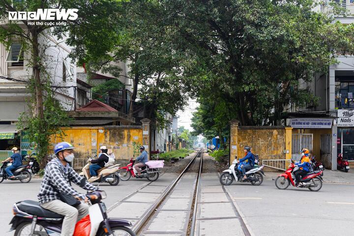 Cận cảnh tuyến đường sắt trăm tuổi giữa lòng Hà Nội trước đề xuất di dời- Ảnh 10.