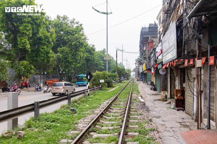 Cận cảnh tuyến đường sắt trăm tuổi giữa lòng Hà Nội trước đề xuất di dời- Ảnh 8.