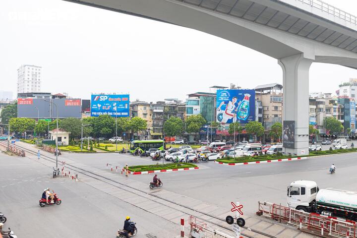 Cận cảnh tuyến đường sắt trăm tuổi giữa lòng Hà Nội trước đề xuất di dời- Ảnh 13.