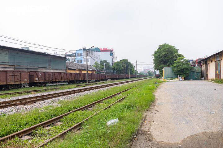 Cận cảnh tuyến đường sắt trăm tuổi giữa lòng Hà Nội trước đề xuất di dời- Ảnh 21.