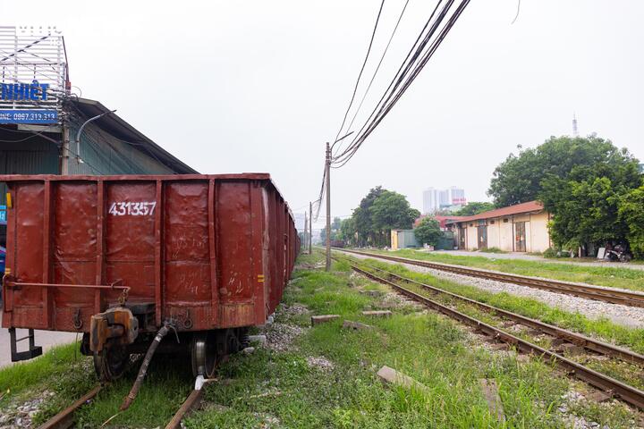 Cận cảnh tuyến đường sắt trăm tuổi giữa lòng Hà Nội trước đề xuất di dời- Ảnh 20.