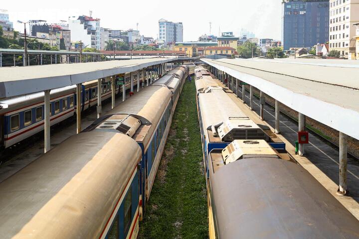 Cận cảnh tuyến đường sắt trăm tuổi giữa lòng Hà Nội trước đề xuất di dời- Ảnh 6.