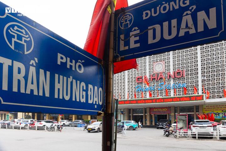 Cận cảnh tuyến đường sắt trăm tuổi giữa lòng Hà Nội trước đề xuất di dời- Ảnh 3.