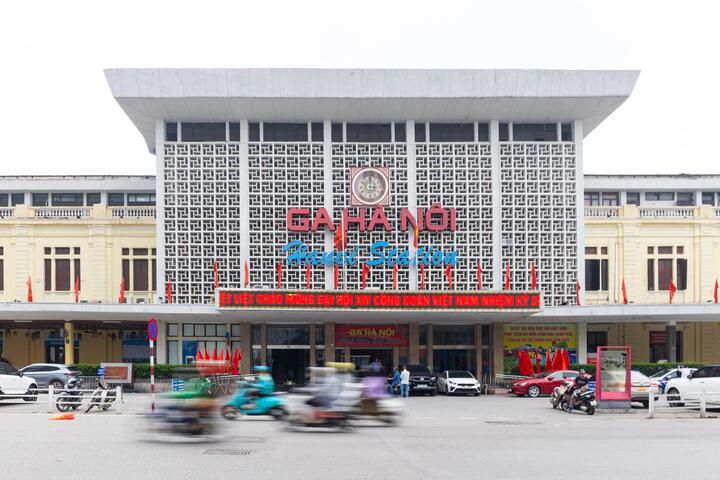 Cận cảnh tuyến đường sắt trăm tuổi giữa lòng Hà Nội trước đề xuất di dời- Ảnh 1.
