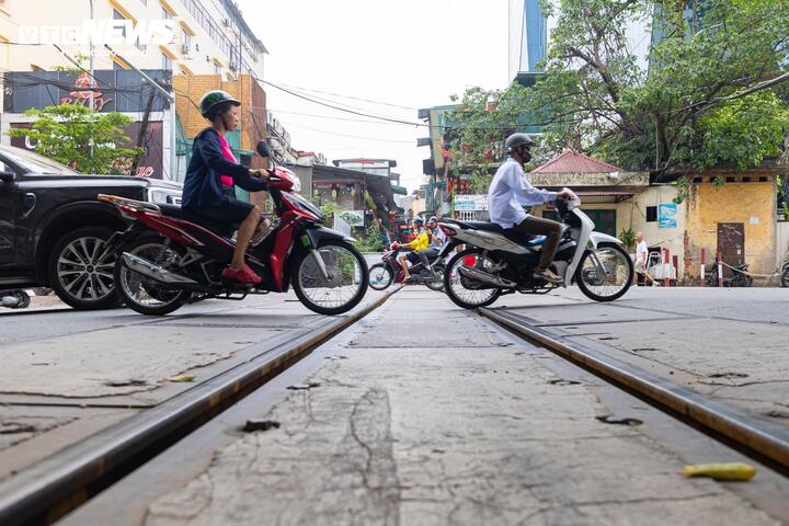 Cận cảnh tuyến đường sắt trăm tuổi giữa lòng Hà Nội trước đề xuất di dời- Ảnh 9.