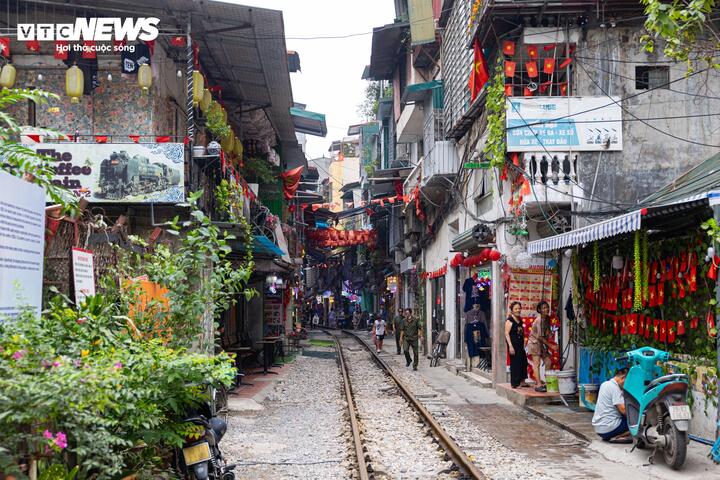 Cận cảnh tuyến đường sắt trăm tuổi giữa lòng Hà Nội trước đề xuất di dời- Ảnh 7.