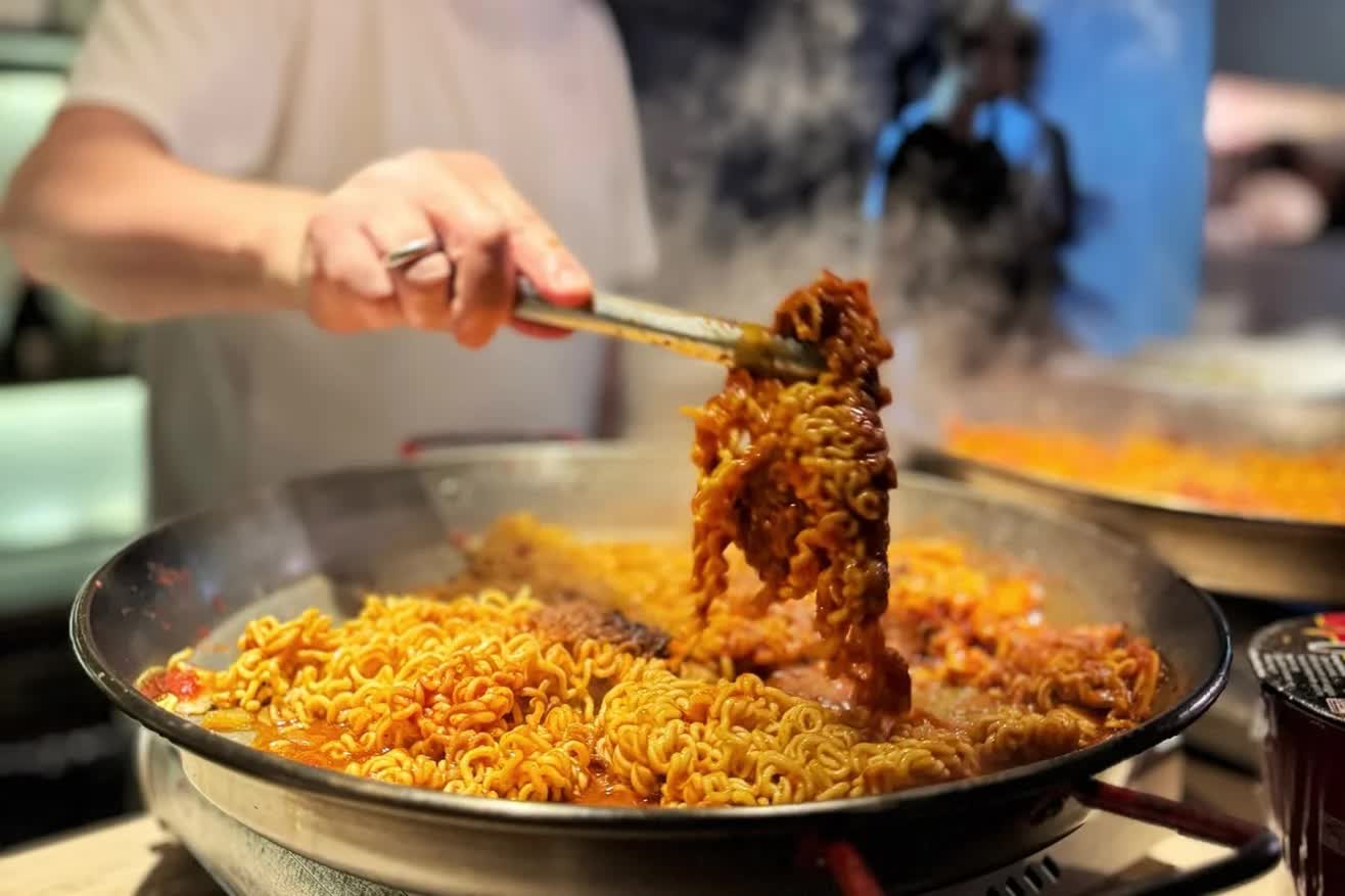 Ai cũng biết mì ăn liền không tốt cho sức khỏe, nhưng vì sao chúng ta không thể cưỡng lại được? - Ảnh 4.