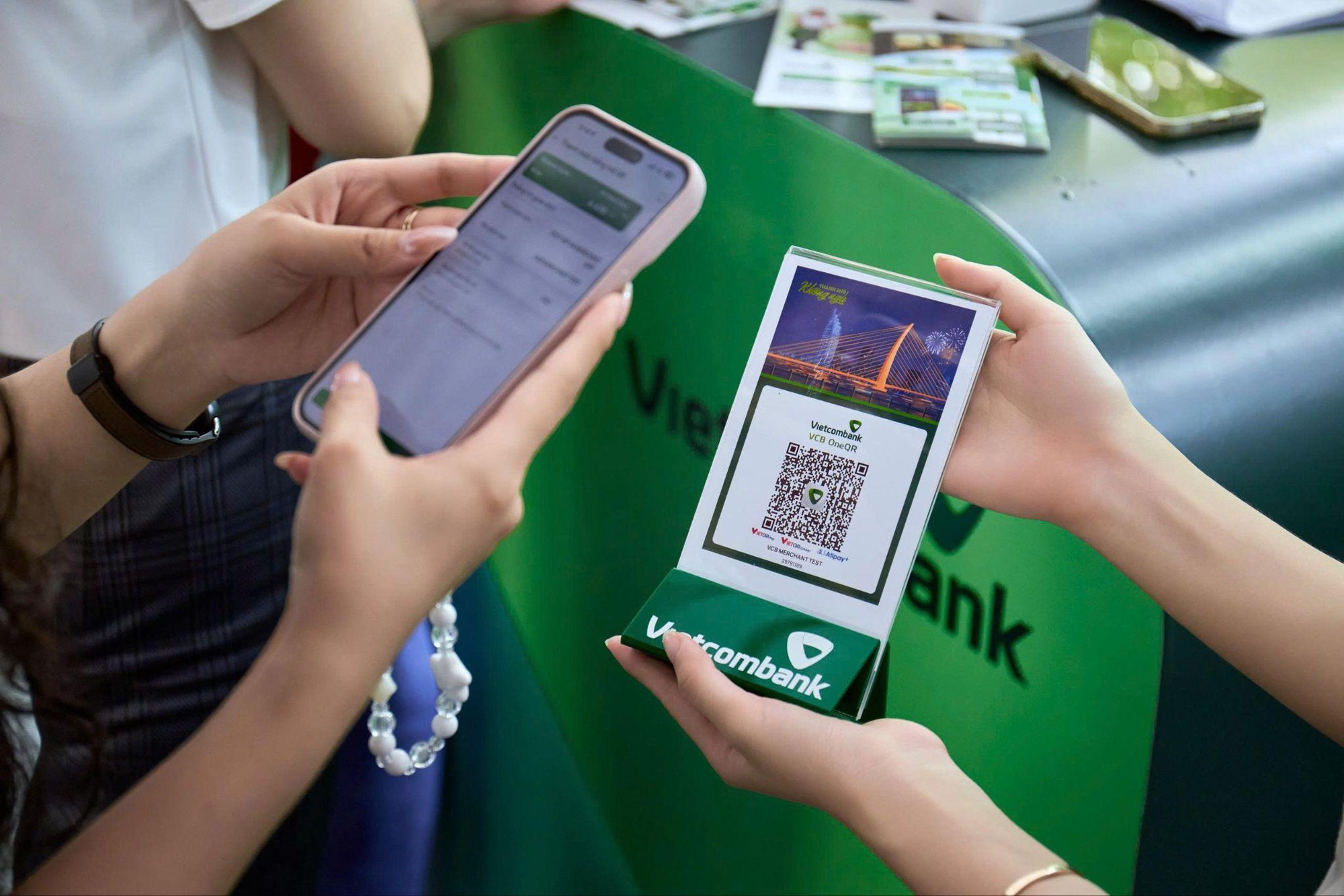 Chiến lược dịch chuyển “phễu khách hàng”: Cách Vietcombank chiếm lĩnh thị phần thảo luận của thế hệ trẻ - Ảnh 1.