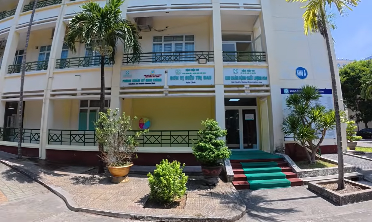 Khách Tây đưa vợ đi chụp X-quang tại bệnh viện ở Đà Nẵng, thốt lên khi cầm hóa đơn: "Nó chỉ bằng 1 ly cà phê" - Ảnh 2.