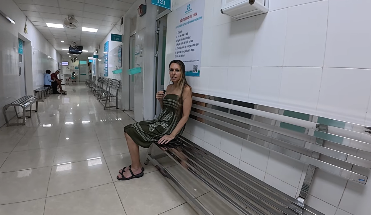 Khách Tây đưa vợ đi chụp X-quang tại bệnh viện ở Đà Nẵng, thốt lên khi cầm hóa đơn: "Nó chỉ bằng 1 ly cà phê" - Ảnh 4.