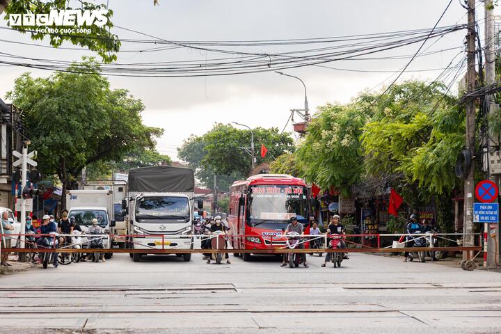 Cận cảnh tuyến đường sắt trăm tuổi giữa lòng Hà Nội trước đề xuất di dời- Ảnh 14.