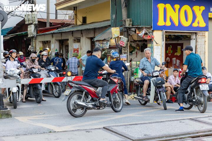 Cận cảnh tuyến đường sắt trăm tuổi giữa lòng Hà Nội trước đề xuất di dời- Ảnh 15.