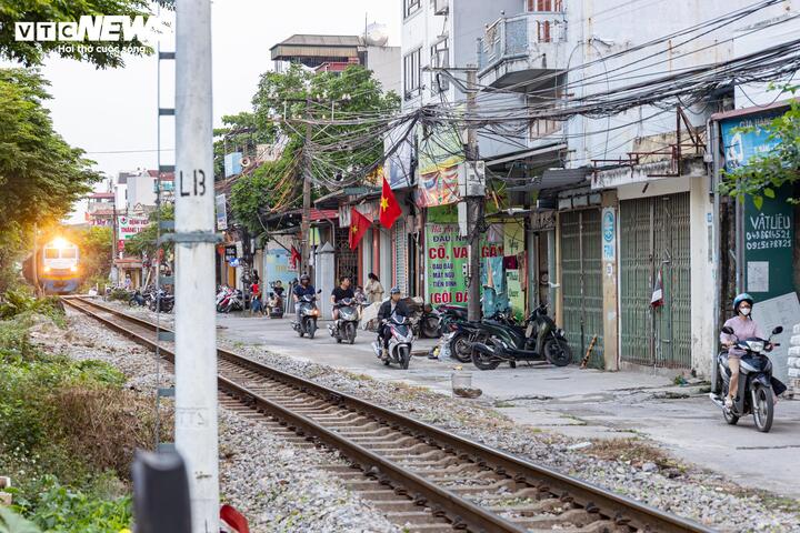 Cận cảnh tuyến đường sắt trăm tuổi giữa lòng Hà Nội trước đề xuất di dời- Ảnh 16.