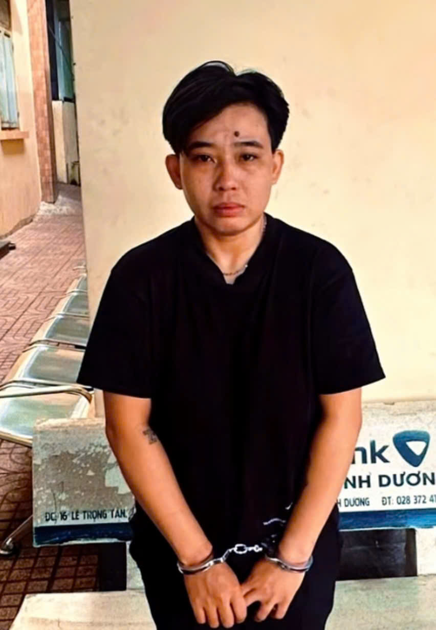 Nữ quái cướp tiệm vàng ở TPHCM: Chiêu trò táo bạo giả nam giới - Ảnh 2. Nữ quái cướp tiệm vàng ở TPHCM: Chiêu trò táo bạo giả nam giới - Ảnh 2.