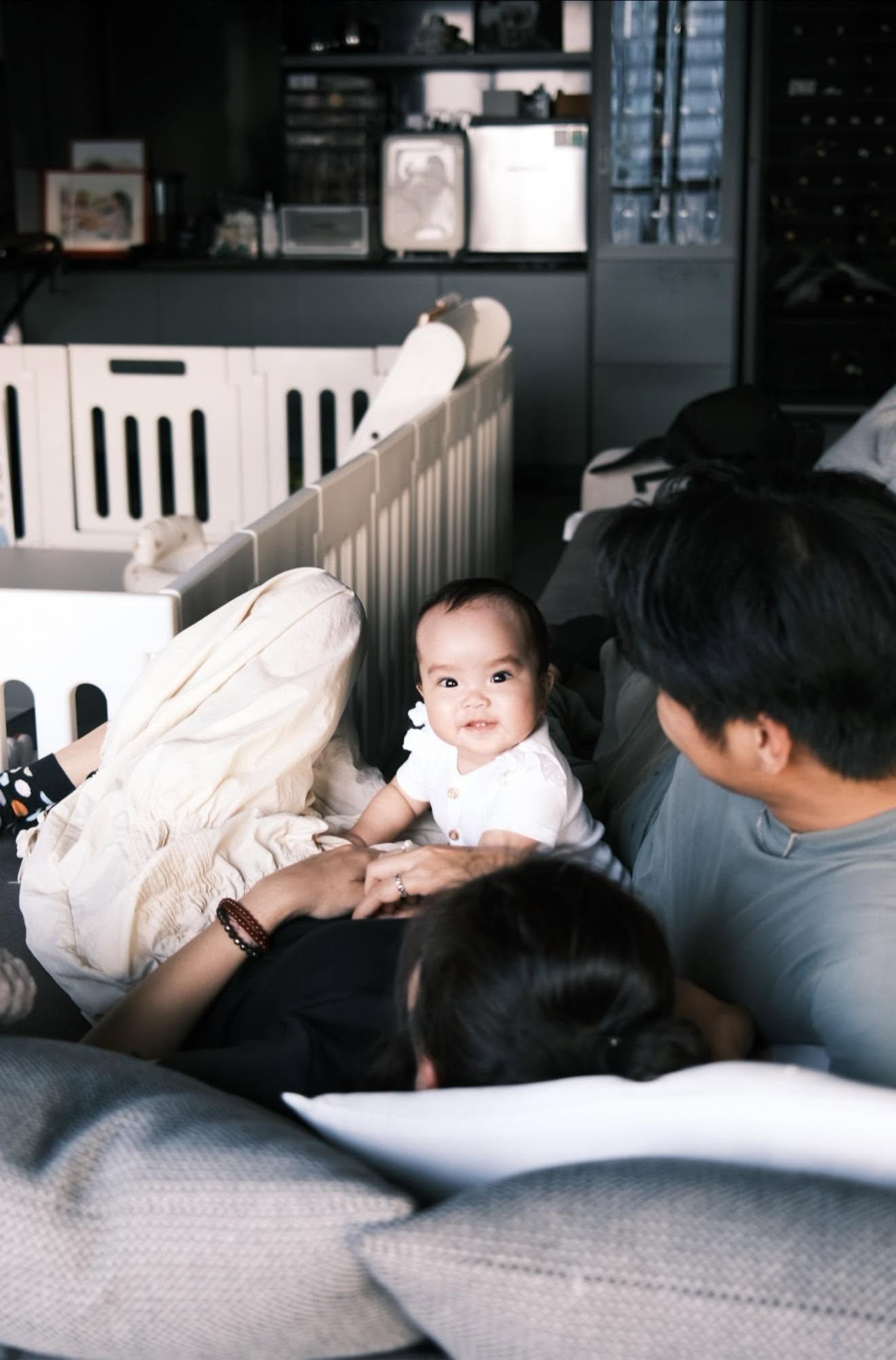Huy Trần và hành trình lần đầu làm cha: Từ những đêm thức trắng chăm con đến khoảnh khắc nghẹn ngào nghe bé Gạo bập bẹ tiếng "mama" - Ảnh 16.