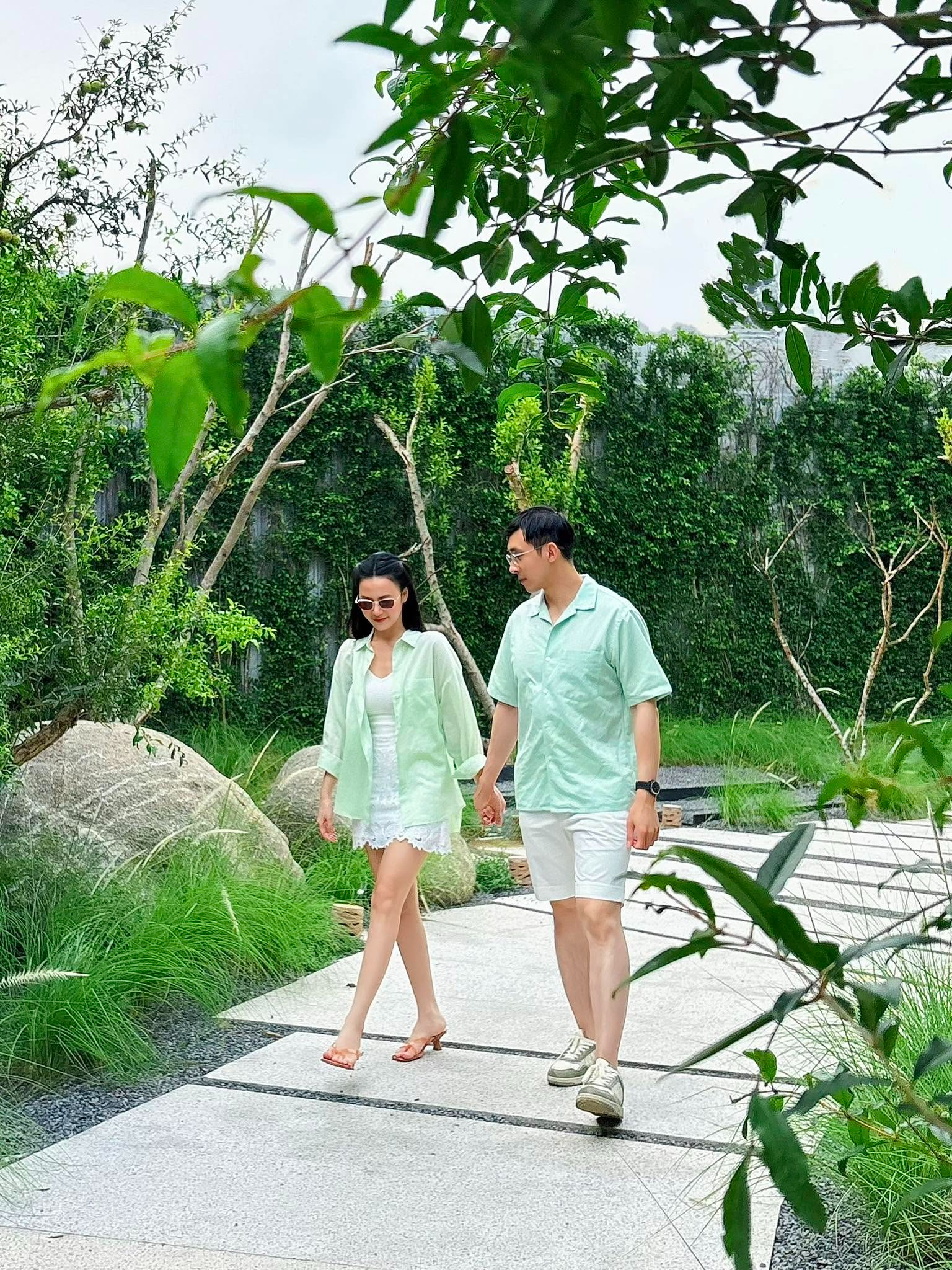 Con trai Chủ tịch nổi tiếng dùng “thuật ẩn thân” để yêu mỹ nhân showbiz: Lấy vợ mới lộ mặt, cưới xong thay đổi 180 độ - Ảnh 1.