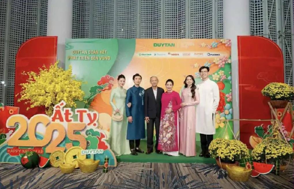 Con trai Chủ tịch nổi tiếng dùng “thuật ẩn thân” để yêu mỹ nhân showbiz: Lấy vợ mới lộ mặt, cưới xong thay đổi 180 độ - Ảnh 3.