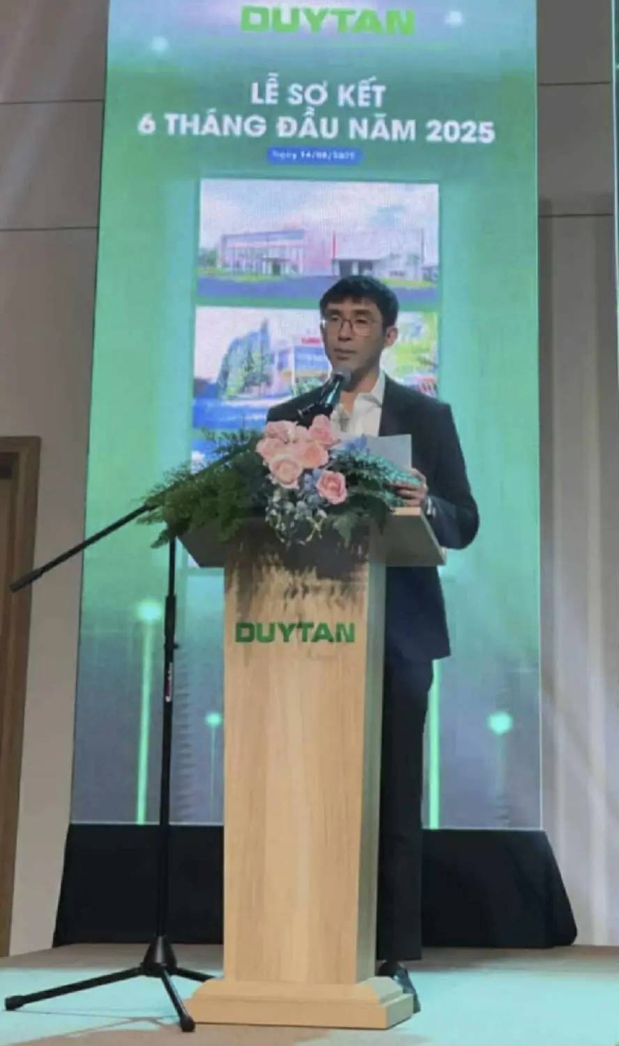Con trai Chủ tịch nổi tiếng dùng “thuật ẩn thân” để yêu mỹ nhân showbiz: Lấy vợ mới lộ mặt, cưới xong thay đổi 180 độ - Ảnh 2.