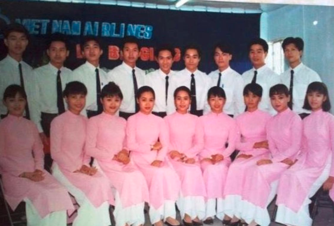 50 năm, 5 lần đổi đồng phục tiếp viên hàng không của Vietnam Airlines: Bộ áo dài đỏ gắn bó 15 năm nhường chỗ cho thiết kế vàng - xanh từng gây tranh luận- Ảnh 4.