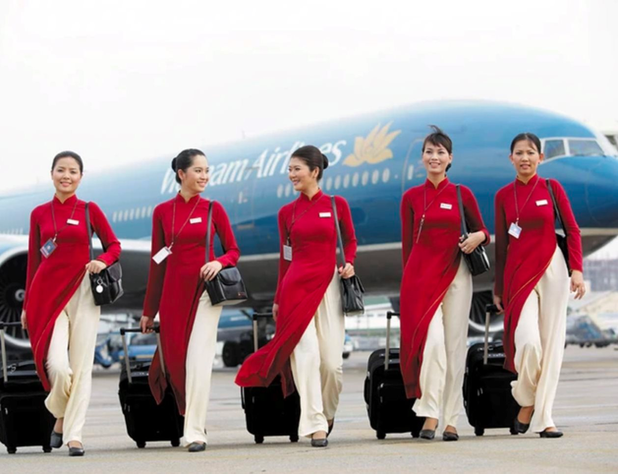 50 năm, 5 lần đổi đồng phục tiếp viên hàng không của Vietnam Airlines: Bộ áo dài đỏ gắn bó 15 năm nhường chỗ cho thiết kế vàng - xanh từng gây tranh luận- Ảnh 5.