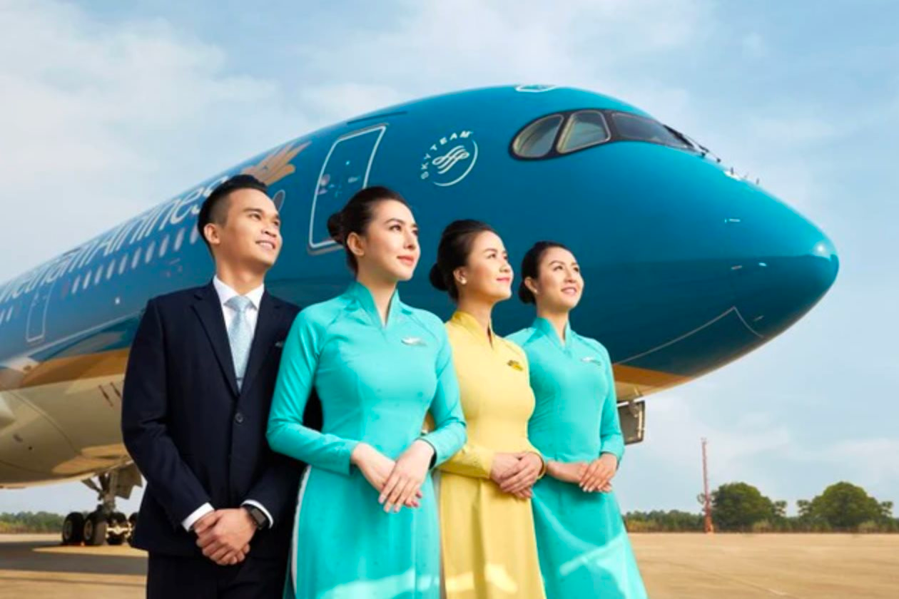 50 năm, 5 lần đổi đồng phục tiếp viên hàng không của Vietnam Airlines: Bộ áo dài đỏ gắn bó 15 năm nhường chỗ cho thiết kế vàng - xanh từng gây tranh luận- Ảnh 6.