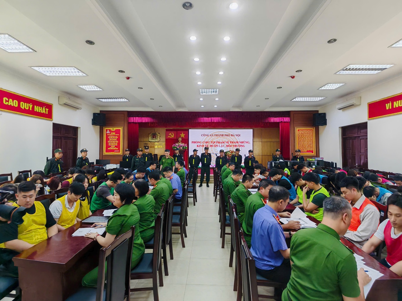 Công an Hà Nội thông tin vụ "hợp đồng kỳ nghỉ": Hơn 2.700 tỷ đồng liên quan hành vi lừa đảo, thu giữ hàng loạt ô tô, bất động sản- Ảnh 4.