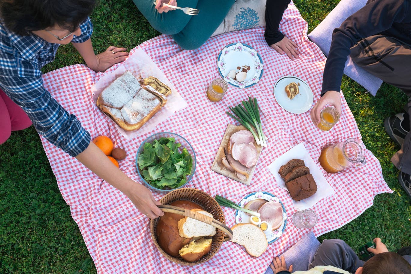 Mùa picnic đến rồi: Tránh ngay 6 sai lầm khiến thực phẩm nhanh biến thành "ổ vi khuẩn" dưới trời nắng nóng - Ảnh 1.