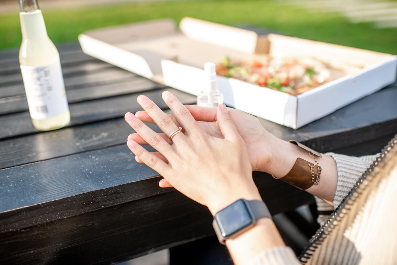 Mùa picnic đến rồi: Tránh ngay 6 sai lầm khiến thực phẩm nhanh biến thành "ổ vi khuẩn" dưới trời nắng nóng - Ảnh 2.