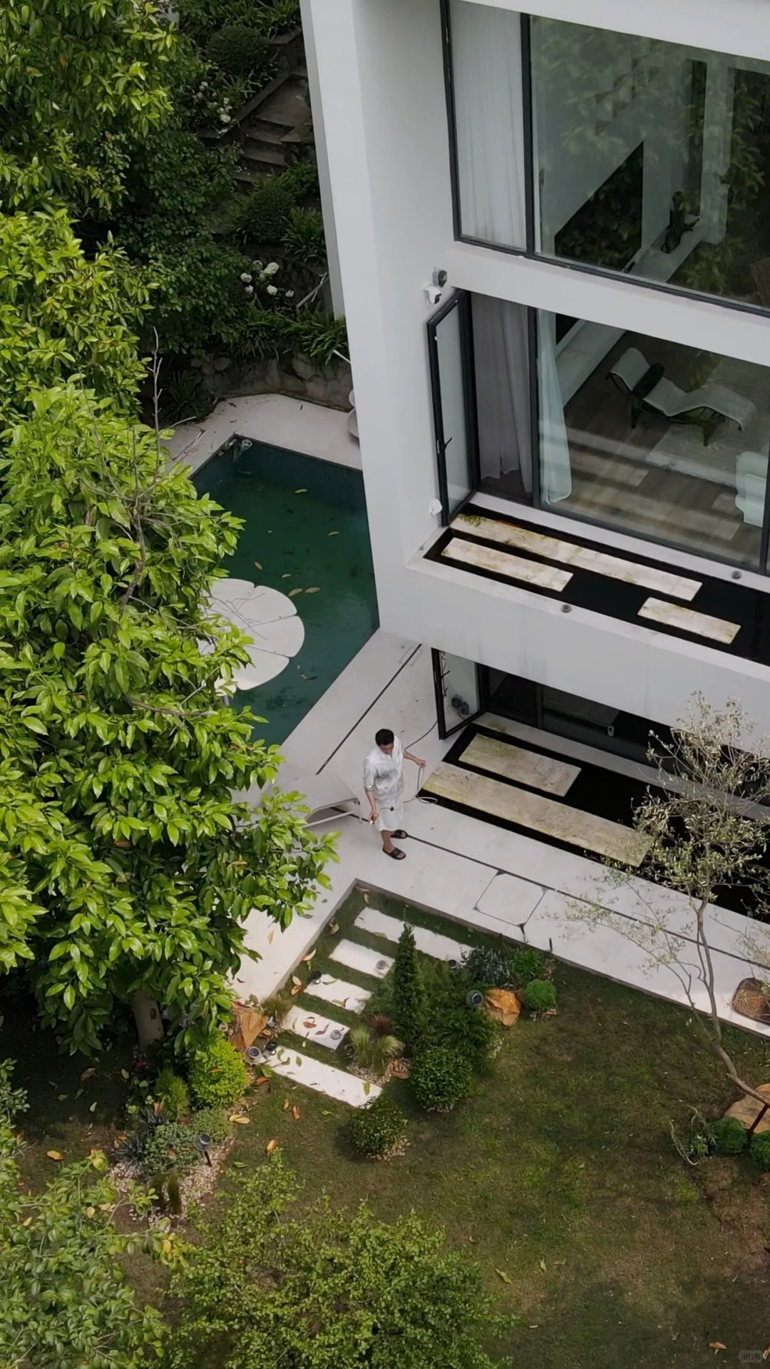 Hồ cá Koi trên ban công, cửa sổ view "4 mùa" của chàng trai lên núi xây nhà sống cùng 4 chú chó- Ảnh 13.