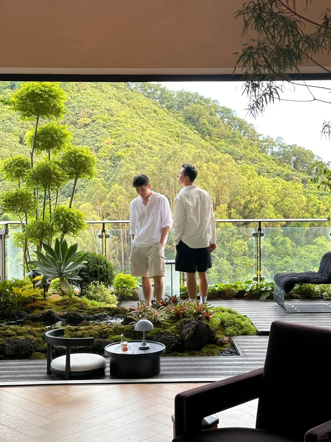 Hồ cá Koi trên ban công, cửa sổ view "4 mùa" của chàng trai lên núi xây nhà sống cùng 4 chú chó- Ảnh 8.