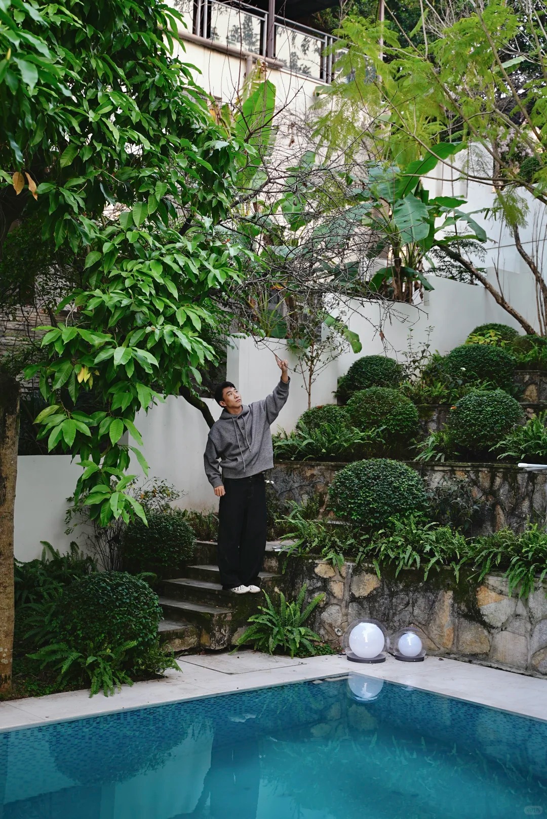 Hồ cá Koi trên ban công, cửa sổ view "4 mùa" của chàng trai lên núi xây nhà sống cùng 4 chú chó- Ảnh 12.