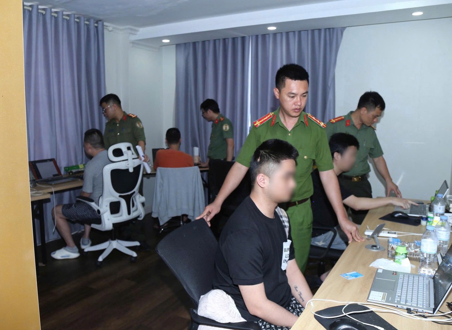 Cảnh sát đồng loạt kiểm tra nhiều căn hộ, - Ảnh 1.
