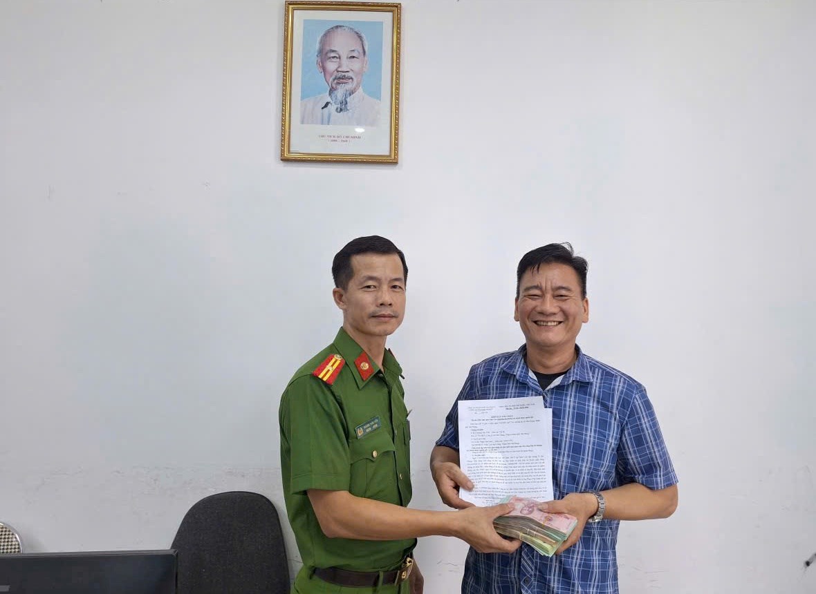 Tài khoản bất ngờ nhận 137,763 triệu đồng lúc 23h45, chàng trai ở Hàn Quốc lập tức gọi về Việt Nam: Người cha rút toàn bộ tiền mặt giao cho công an- Ảnh 1. Tài khoản bất ngờ nhận 137,763 triệu đồng lúc 23h45, chàng trai ở Hàn Quốc lập tức gọi về Việt Nam: Người cha rút toàn bộ tiền mặt giao cho công an- Ảnh 1.