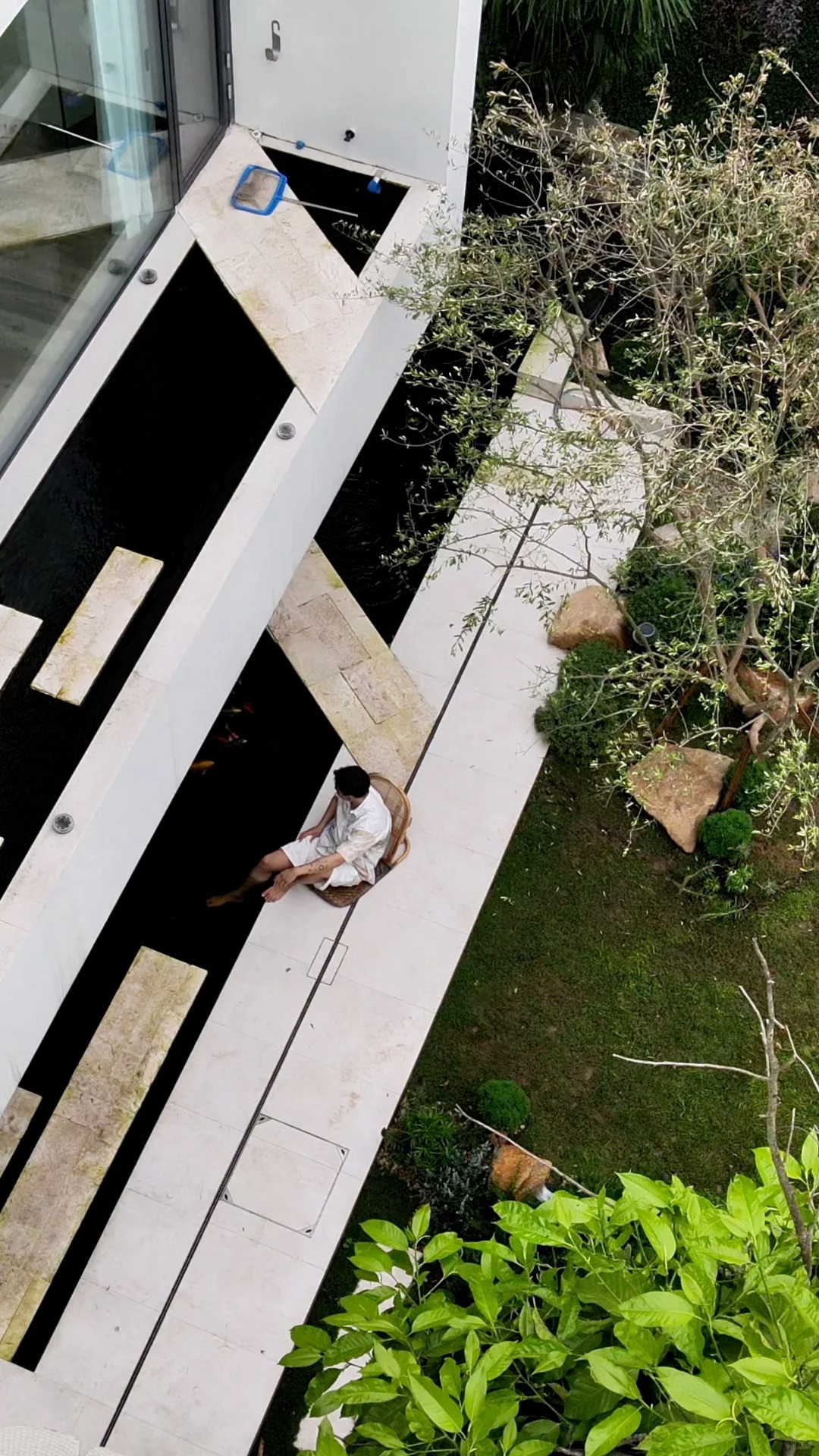 Hồ cá Koi trên ban công, cửa sổ view "4 mùa" của chàng trai lên núi xây nhà sống cùng 4 chú chó- Ảnh 11.