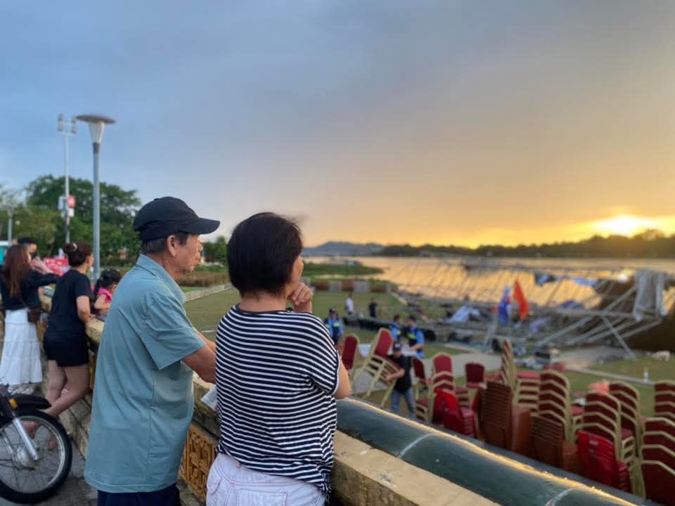 Giông lốc lớn cuốn bay sân khấu tại Huế, ca sĩ Nguyễn Đình Tuấn Dũng: "Tôi vẫn chưa hết bàng hoàng" - Ảnh 3.