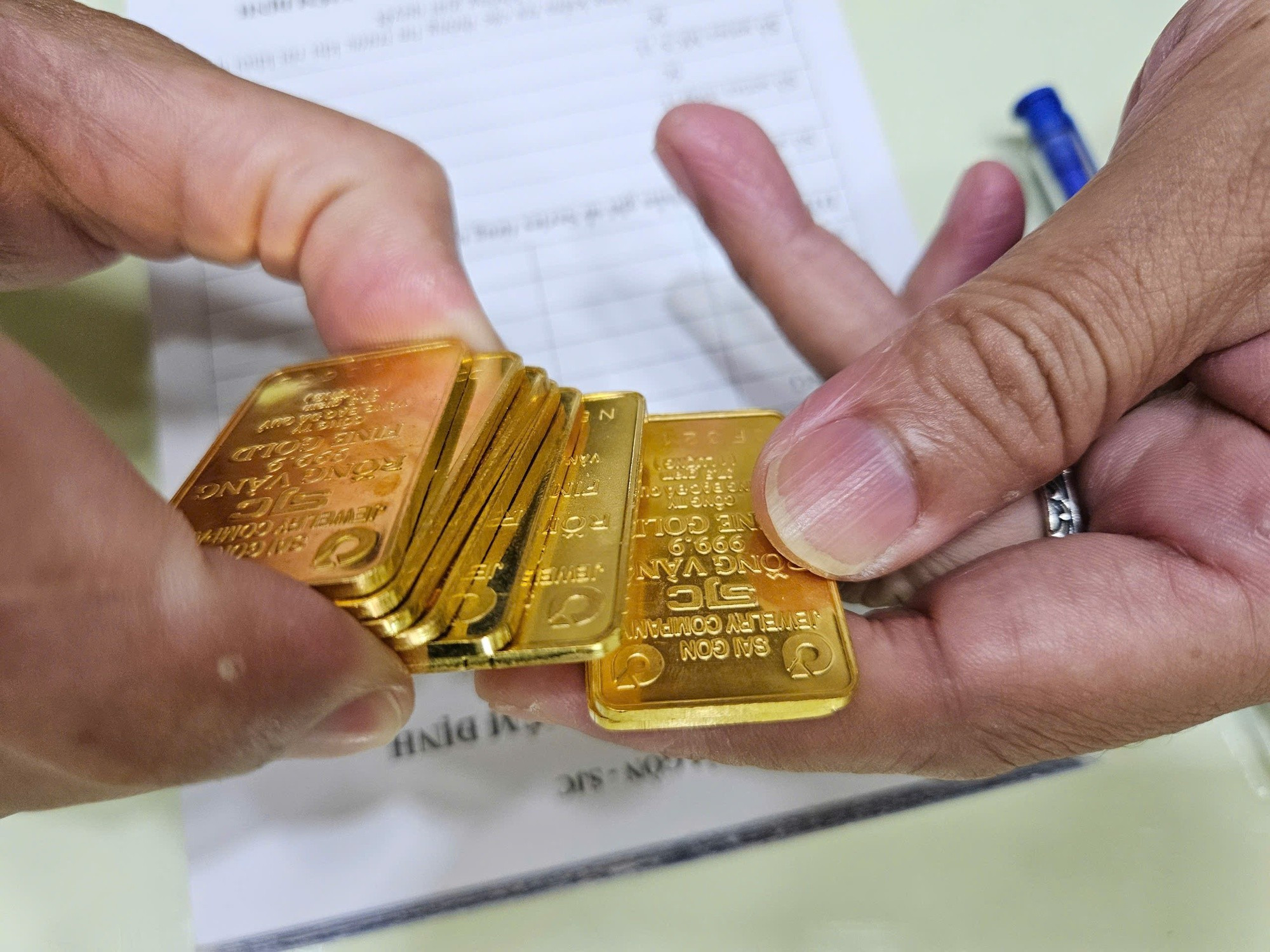 Vàng giảm, bán hay giữ?- Ảnh 2.