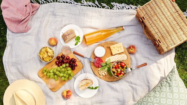 Mùa picnic đến rồi: Tránh ngay 6 sai lầm khiến thực phẩm nhanh biến thành "ổ vi khuẩn" dưới trời nắng nóng - Ảnh 4.