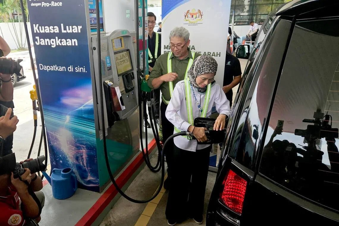 Tận dụng ‘của nhà trồng được’, quốc gia Đông Nam Á pha trộn một thứ với dầu diesel để tiết kiệm hàng triệu thùng dầu nhập khẩu- Ảnh 1.