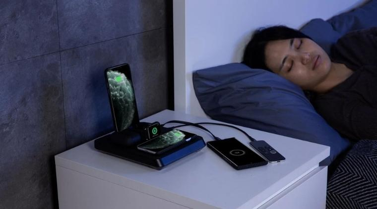 Sạc điện thoại qua đêm có thật sự chai pin như nhiều người vẫn tưởng? Câu trả lời hóa ra lại khác - Ảnh 1.