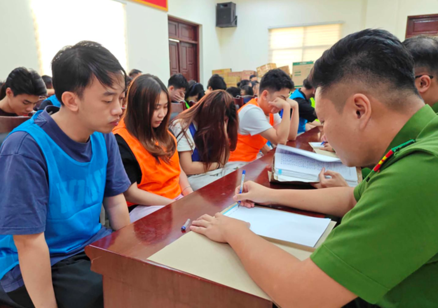 Nhận lương cứng 6-8 triệu đồng cùng tiền hoa hồng theo số tiền lừa đảo, nhiều sinh viên mới ra trường trở thành mắt xích trong đường dây lừa đảo kỳ nghỉ- Ảnh 2.