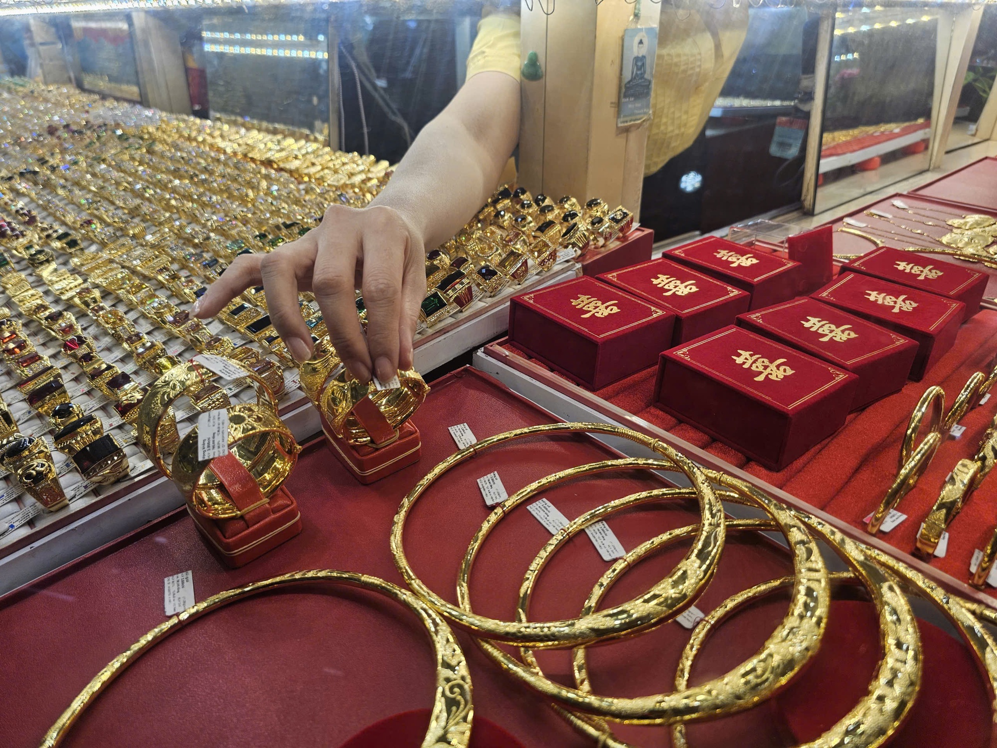 "Cởi trói" vàng trang sức - Ảnh 1.