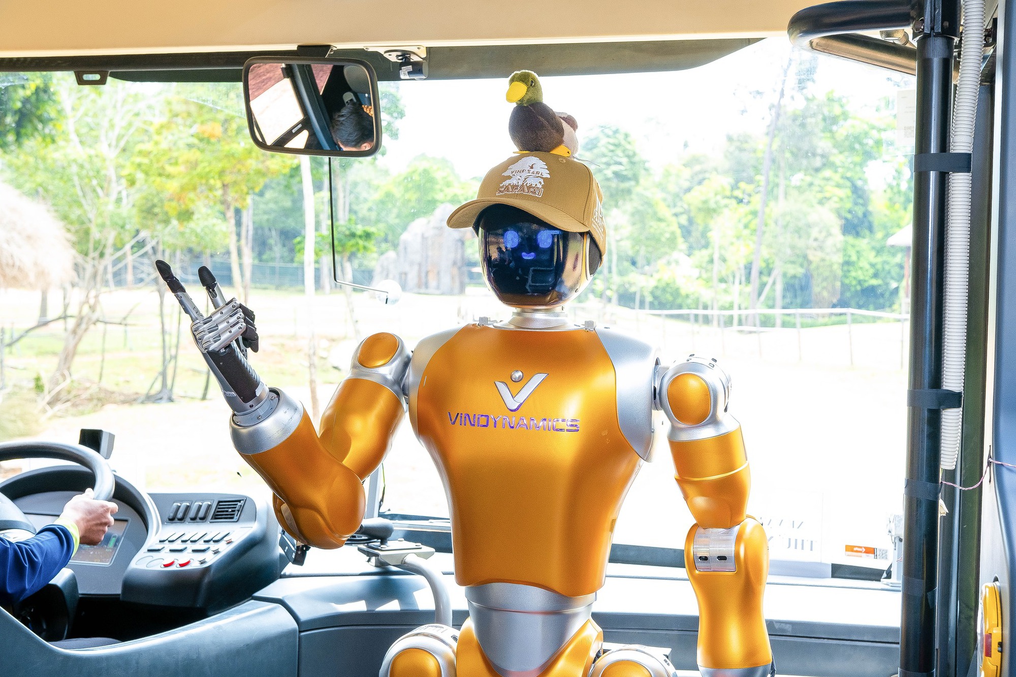Bắt gặp robot triệu đô của tỷ phú Phạm Nhật Vượng thử việc tại Phú Quốc- Ảnh 4.