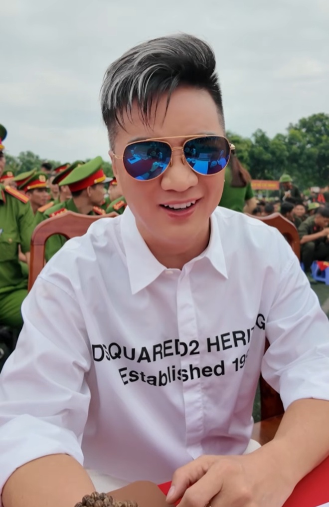 Đàm Vĩnh Hưng hãnh diện khi được làm điều này cho 2000 cán bộ chiến sĩ cảnh sát cơ động - Ảnh 1.