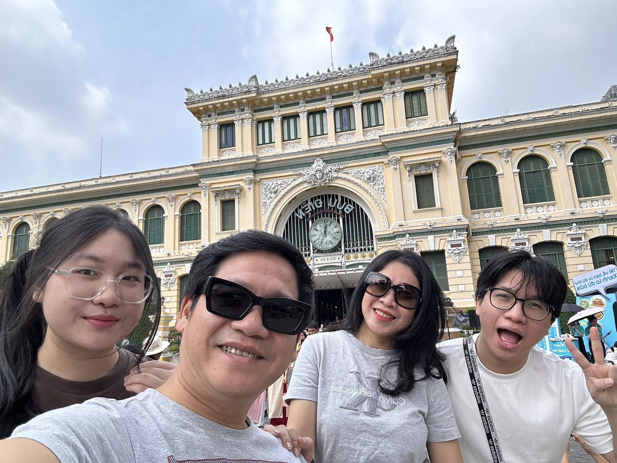 Nhan sắc vợ vừa đẹp, vừa giỏi của "ông hoàng nhạc đỏ đình đám - Ảnh 9.